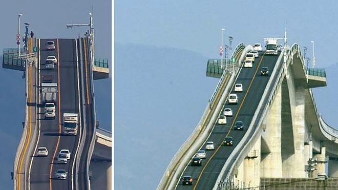 Un puente que parece una montaña rusa