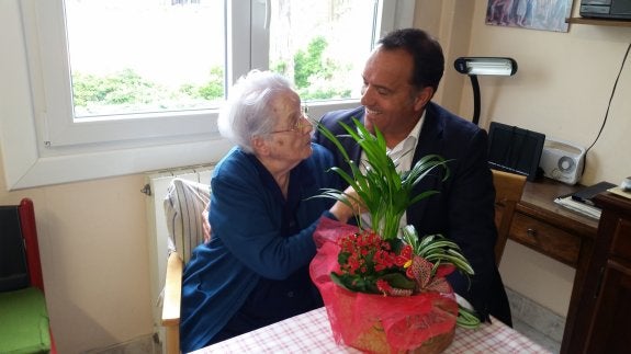 Garbiñe Carreño y el alcalde, Juan Luis Illarramendi, en animada conversación. 