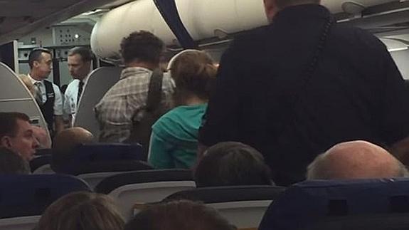 Un piloto expulsa del avión a una niña autista por «sentirse incómodo»