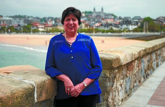 Ofelia García, ayer en el Paseo de Chillida, en Donostia.