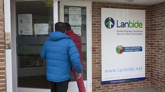 Dos personas entran en una oficina de Lanbide. 
