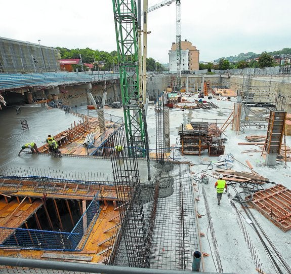 La nueva cubierta acristalada de Tabakalera, las obras de la estación de autobuses de Atotxa y uno de los contenedores de orgánico implantados en la ciudad.