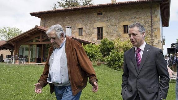 El expresidente de Uruguay, José Mujica (i), durante una reunión de caracter privado con el lehendakari, Iñigo Urkullu (d), en Muxika (Bizkaia), el pueblo de sus antepasados.