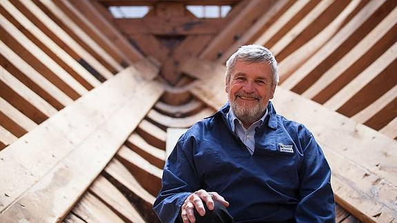 Robert Grenier, San Juan ontziaren estrukturaren barruan.