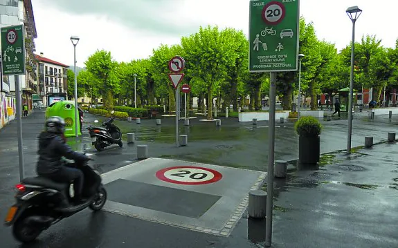 A 20. El nuevo pavimento recuerda el límite de velocidad en la plaza.