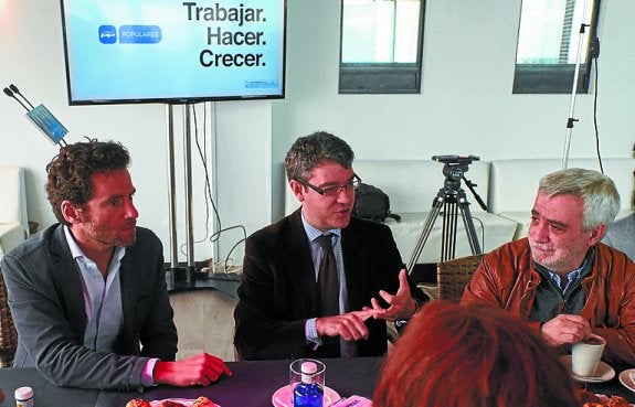 Borja Sémper, Álvaro Nadal y Juan Carlos Cano, en el ZM. 