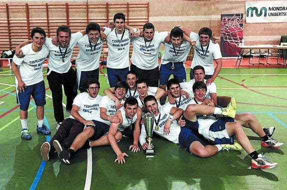 Txapeldunak. Apretado 62-53 que mereció la Copa de Gipuzkoa.