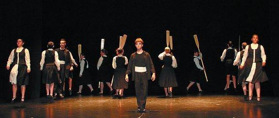 Dantzariek emanaldi bikaina eskaini zuten Areria kultur guneko oholtzan. 