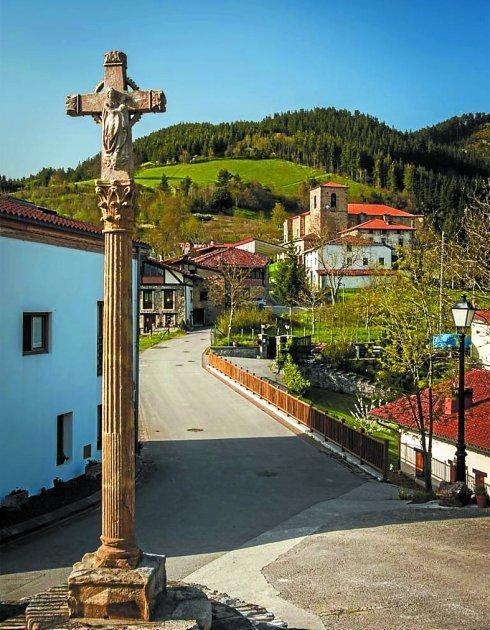 Ojanguren eta Mediavillaren argazkiak. Lehenego eta oraingo Ezkioko herrigunea goiko eta beheko irudietan. 