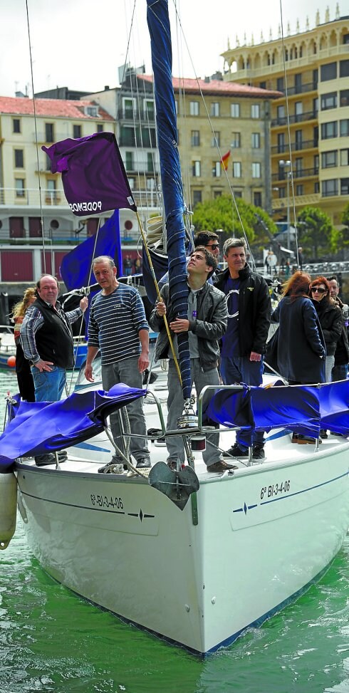 El velero de Podemos llega al muelle donostiarra.