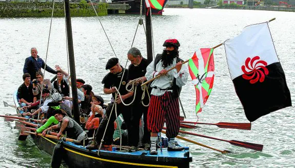 El pirata Zabarre llegó ayer en txalupa a su Lezo natal para dar inicio a los Mendekosteak. 