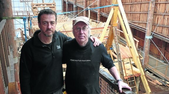 Xabier Agote y el canadiense Jerome Canning, constructor naval  del Museo Marítimo de Terranova, en el astillero de Pasaia, ante  la réplica del 'San Juan', que va tomando forma. 