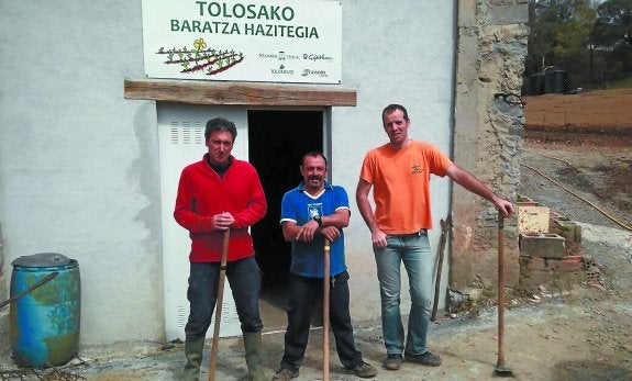 Un concurso público ha dado salida profesional a tres nuevos agricultores, que serán los encargados de trabajar durante tres años los terrenos de Santa Lucía. 