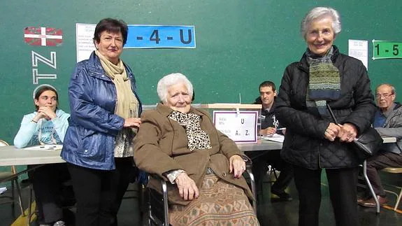 Fani Garai, con su hija y su nuera, frente la mesa electoral donde ayer depositó su voto. 