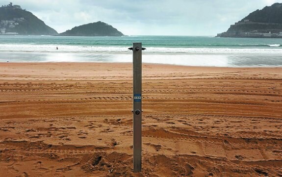 El mal tiempo de estos días hace que las playas estén prácticamente vacías.