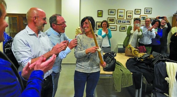 Olatz Peon es felicitada por sus compañeros de partido el domingo, en el batzoki, tras conocerse la victoria del PNV en las elecciones municipales. 