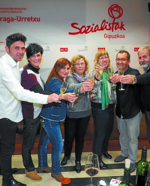 Serrano, Maiza, González, Badillo, Portugal, Bermejo y Lozano celebran la victoria del PSE-EE.