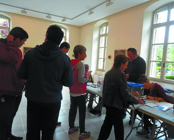 Ciudadanos ejerciendo su derecho en Sanz Enea. 