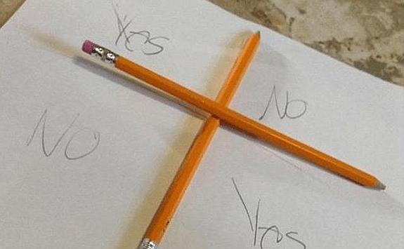 Un papel y dos lápices bastan para jugar al Charlie Charlie