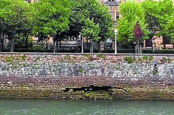 Una de las grietas del muro de costa del río. 