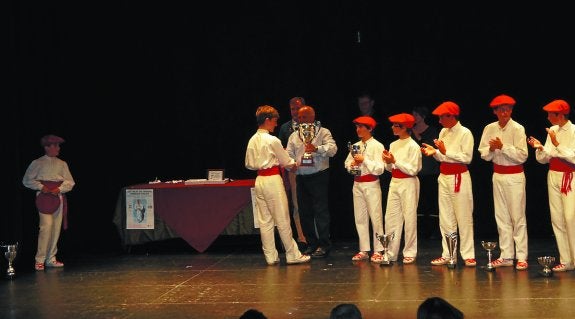 Un momento de la entrega de premios tras el Campeonato de Gipuzkoa de Aurresku para jóvenes. 