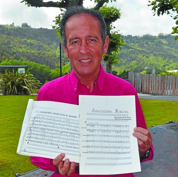 Juan Carlos Irizar, con la partitura del himno de Eskoriatza. 