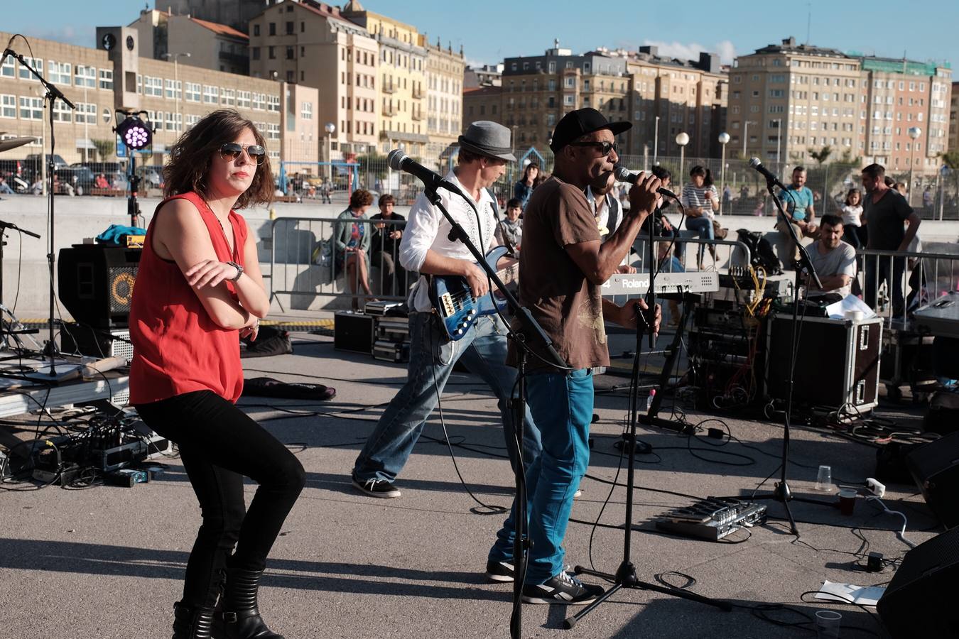 Reagge, funk, rap y soul a todo ritmo en la explanada de Sagües en el festival Roiller que se prolongó hasta medianoche. 