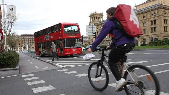 Un ciclista por el centro de Donostia.