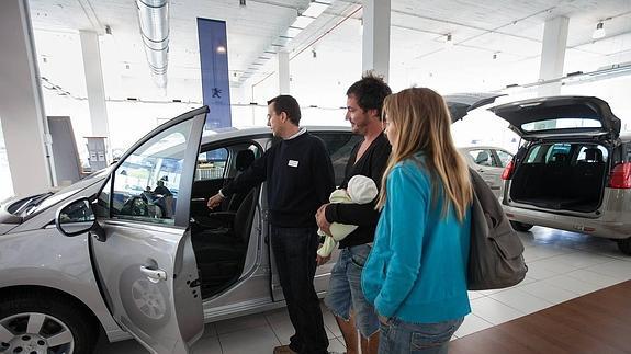 Una pareja en un concesionario de Donostia.