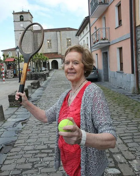 Gloria Agirre muestra en Aizarna una de las raquetas con las que jugaba en Madrid.