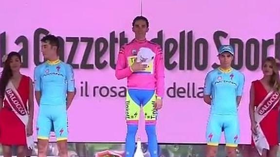 Críticas a Mikel Landa por no quitarse la gorra en el podio del Giro