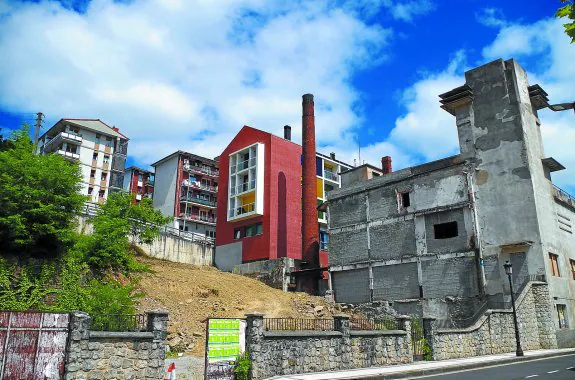 Junto a Olaran. Ya ha arrancado la obra para colocar el ascensor que unirá José Miguel Iturrioz y Juan XXIII, en la Portería. 