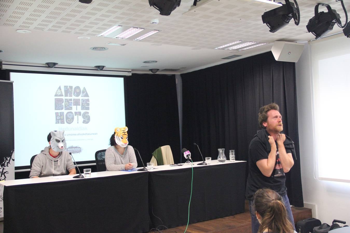 Eñaut Gantxegi EHAZEko kide eta antzezleak performance bat eskaini zuen aurkezpenean.