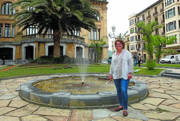 La portavoz del PP, Miren Albistur, en los jardines de Igentea, con el Ayuntamiento a su espalda.