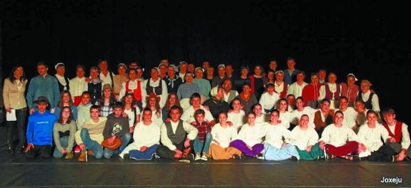 Hogei urte hauetan herritar ugari ibili dira Harribil dantza taldean. 