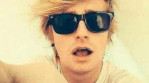 De llamarse Adam Armstrong pasa a ser Adam West.