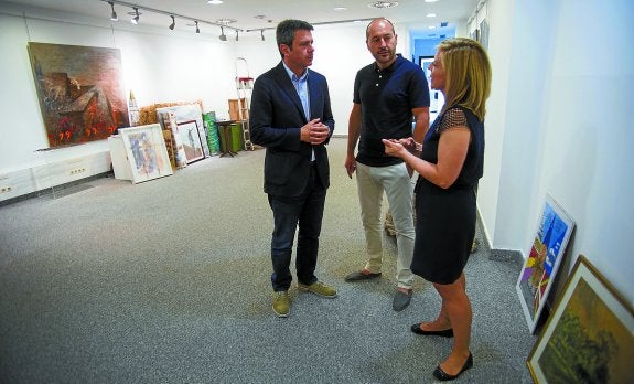 Hasta el 28. Santano, Santos y Cambronero ayer, durante el montaje de la muestra en Oiasso. 