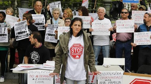 Concentración de Stop Desahucios el pasado mes de abril en Donostia, apoyando a una afectada.