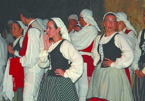 Dantzaris de Sahatsa en la celebración de San Juan de 2014. 