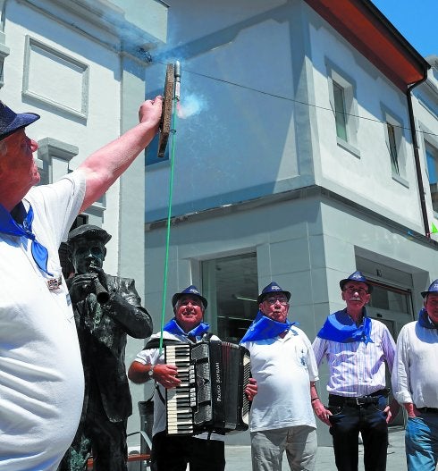 La plaza de Unzaga acogerá hoy el chupinazo oficial de las fiestas. Ayer se adelantaron en la calle Estación porque hay tradiciones que se salen de programa.