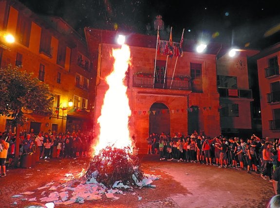 Las hogueras de las plazas iluminarán el cielo en la víspera de San Juan. 