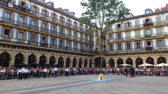 Donostiako korporazioa, iaz, Konstituzio plazan. 