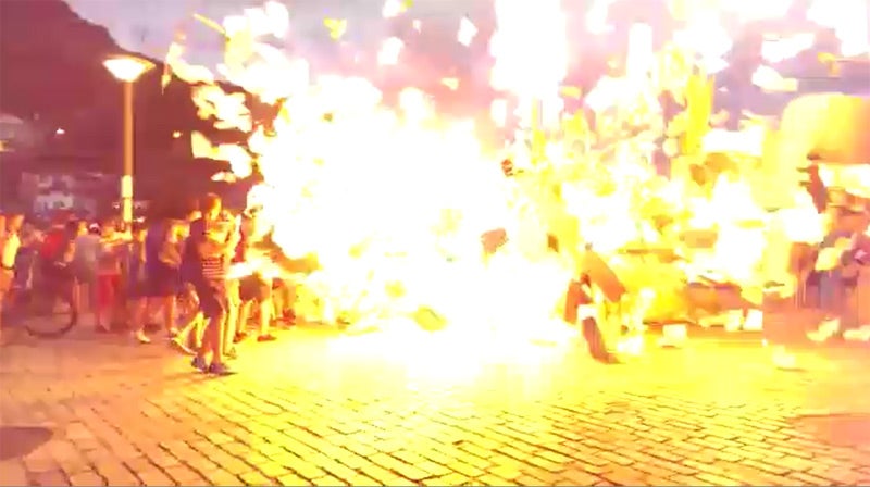 Imágenes del momento de la explosión en la hoguera.