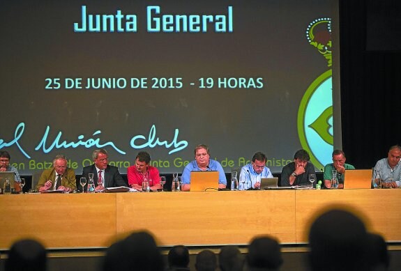 Ricardo García, en el centro, presidió la Asamblea General del conjunto unionista.