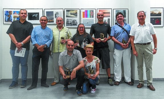 Premiados. Los ganadores del Concurso Fotográfico Popular Ciudad de Irun, en la sede de la AFI.   