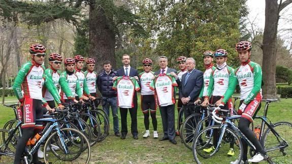 La Fundación Euskadi incorpora este verano a un ciclista estadounidense