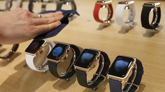 Imagen de los nuevos relojes de Apple en una tienda. 