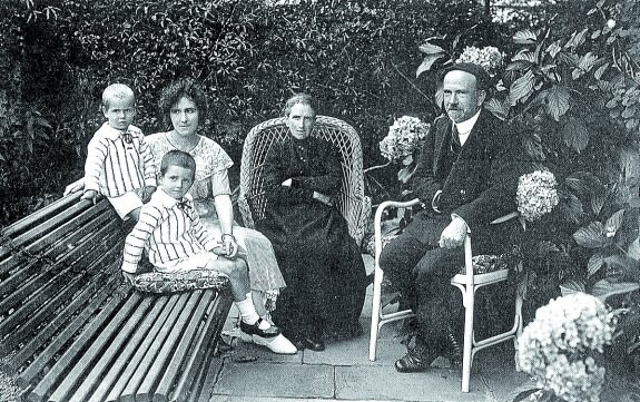 Julio Caro, Ricardo Caro, hijos de Carmen Baroja, Carmen Baroja y Nessii y Pío Baroja en la huerta de Itzea. 