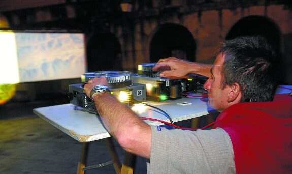 2002. Hasta hace no tantos años los proyectores de diapositivas eran la forma de realizar estos montajes audiovisuales.