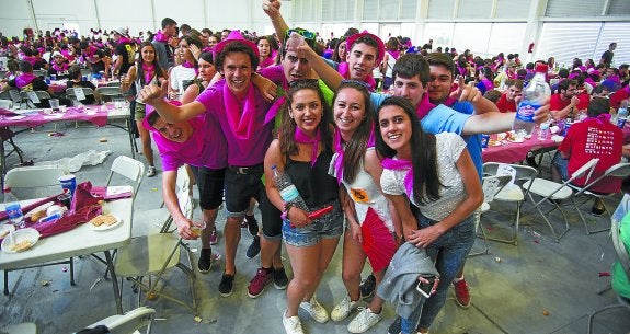 Día de fiesta en cuadrilla. Ocupando más espacio que nunca, la comida popular y posterior sobremesa festiva se celebraron con el mejor ambiente. 